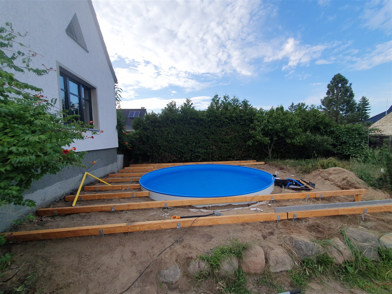 Beginnende Holzunterkonstruktion um den neuen Stahlwandpool