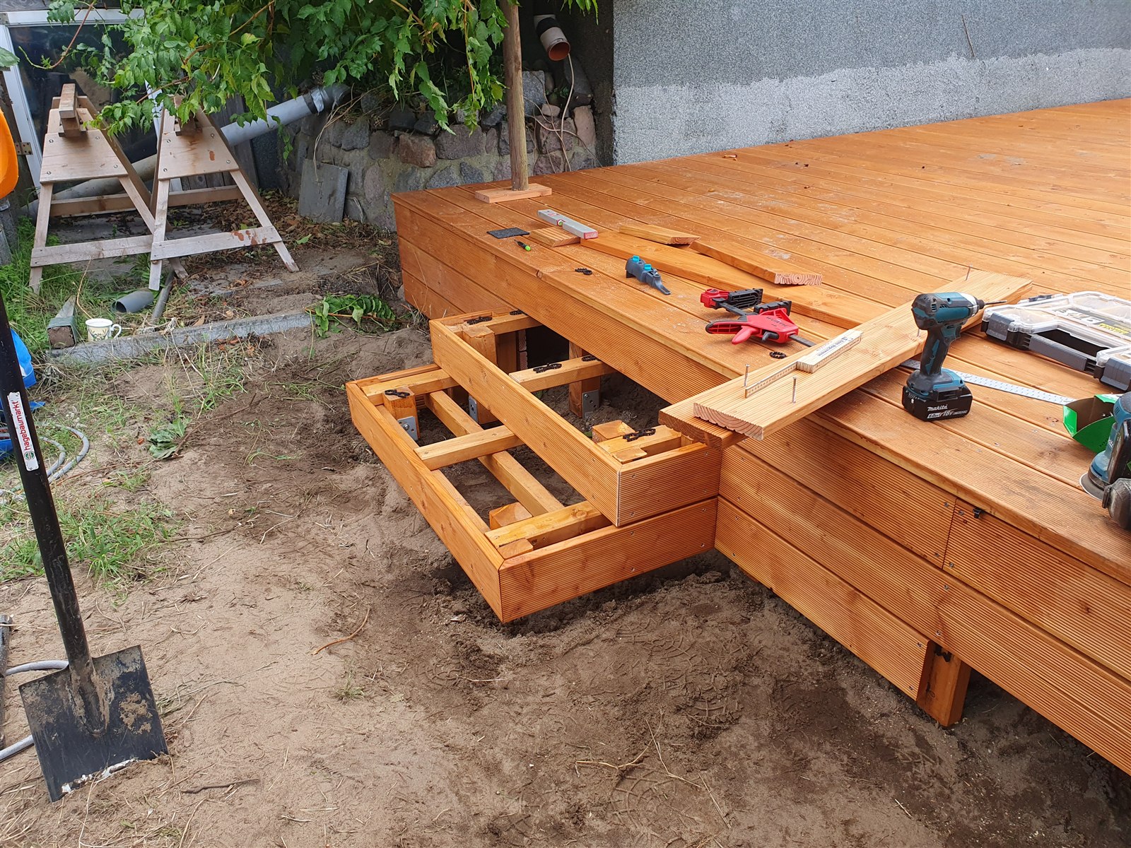 Holztreppe während der Montage am Rand des Pooldecks