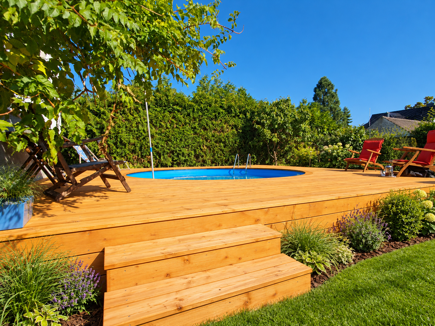 Stahlwandpool mit Holzdeck – Grünanlage visualisiert
