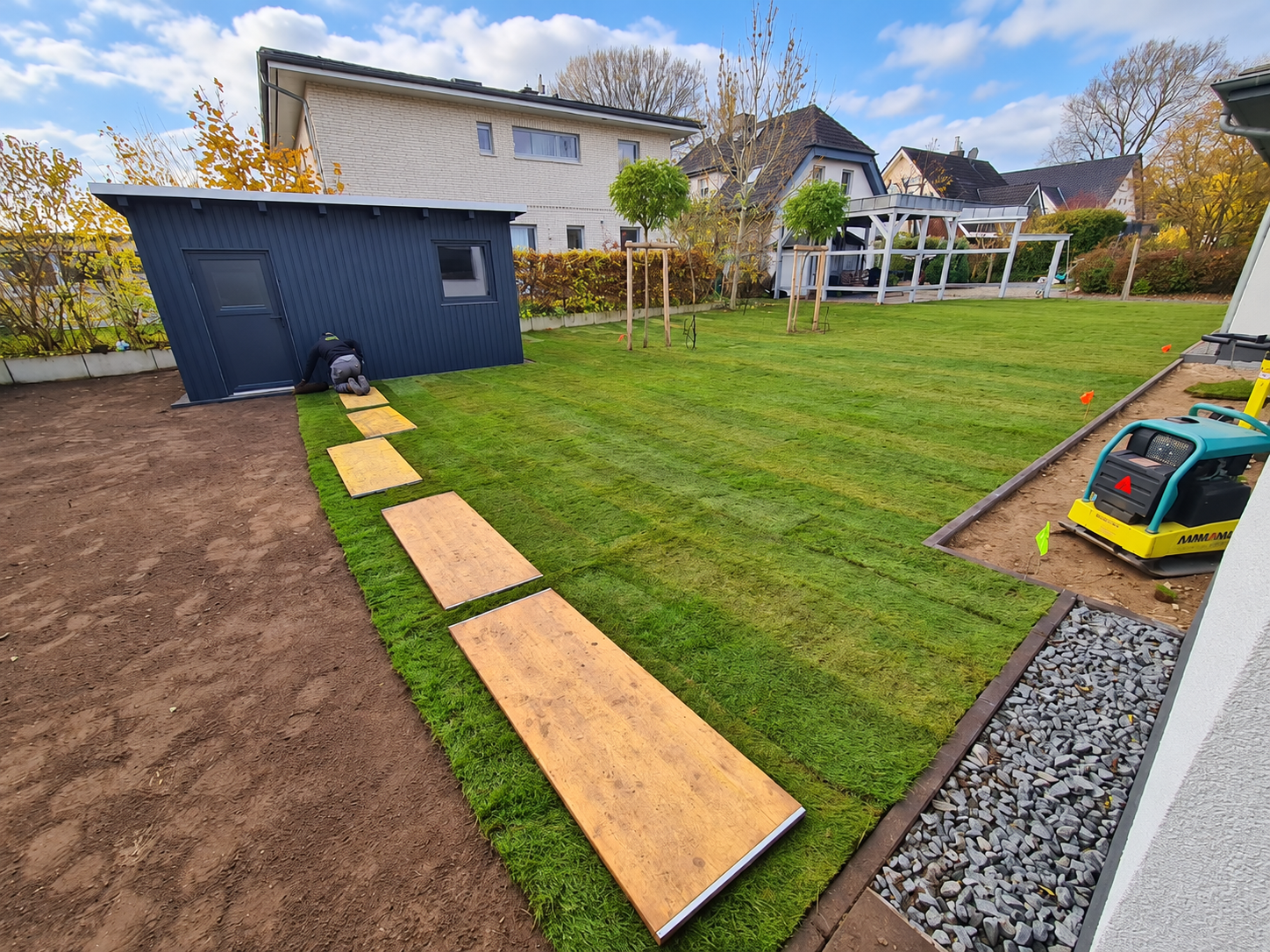 Verlegung von Rollrasen auf einer vorbereiteten Gartenfläche