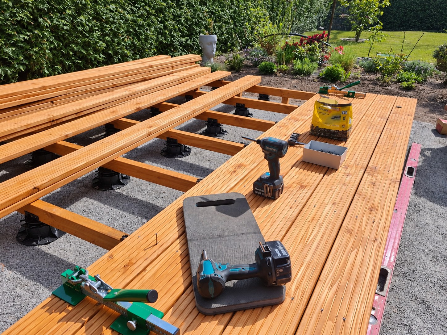 Unterkonstruktion und Verlegung von Terrassendielen während des Holzterrassenbaus