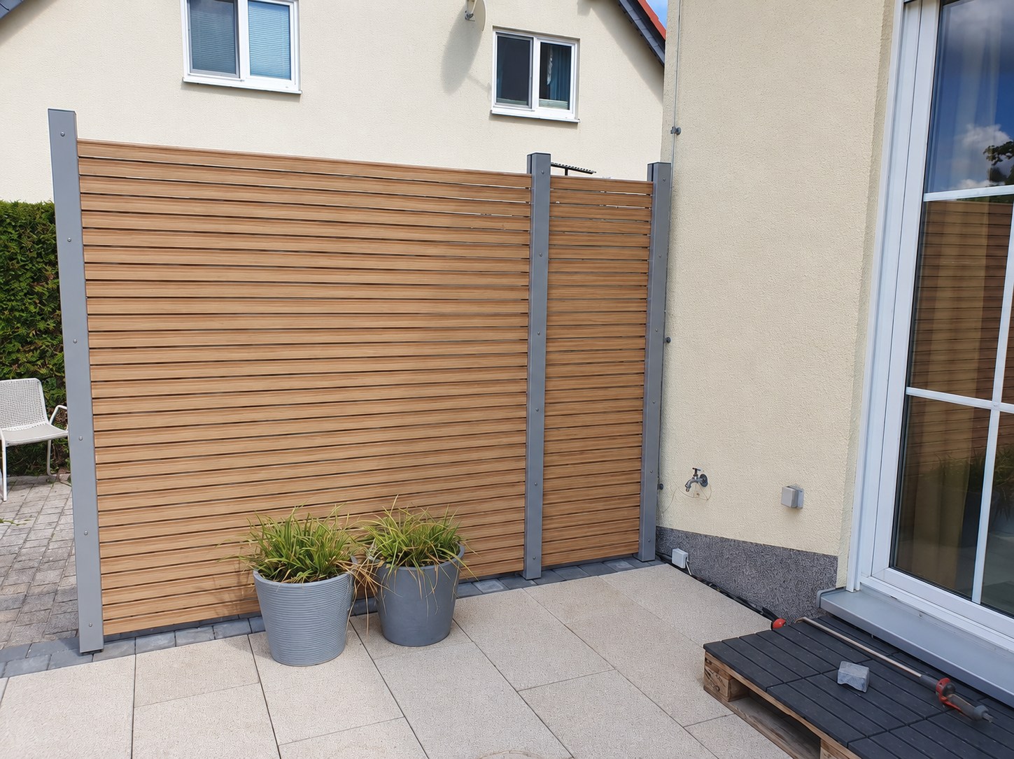Sichtschutz in Holzoptik an einer Terrasse