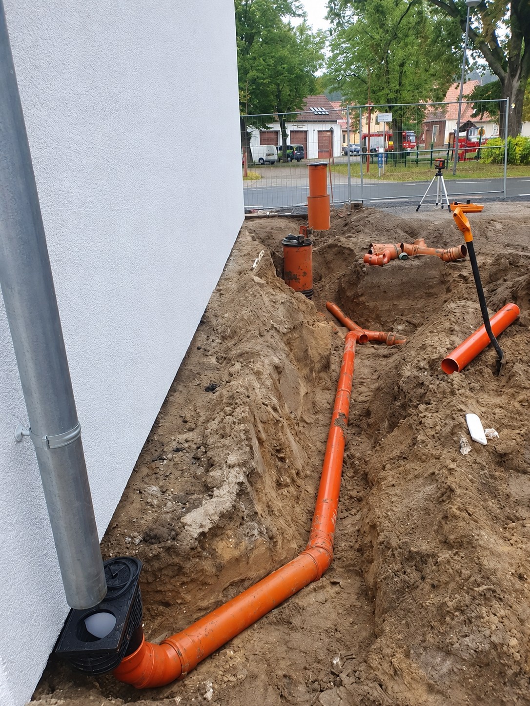 Verlegung von Entwässerungsrohren neben einem Haus während der Bauarbeiten